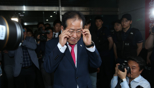 홍준표 전 자유한국당 대표가 지난 14일 사퇴 의사를 밝히고 서울 여의도 당사를 떠나고 있다. 연합뉴스